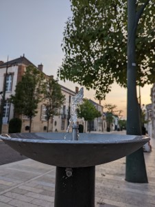 Water fountain with water gushing out